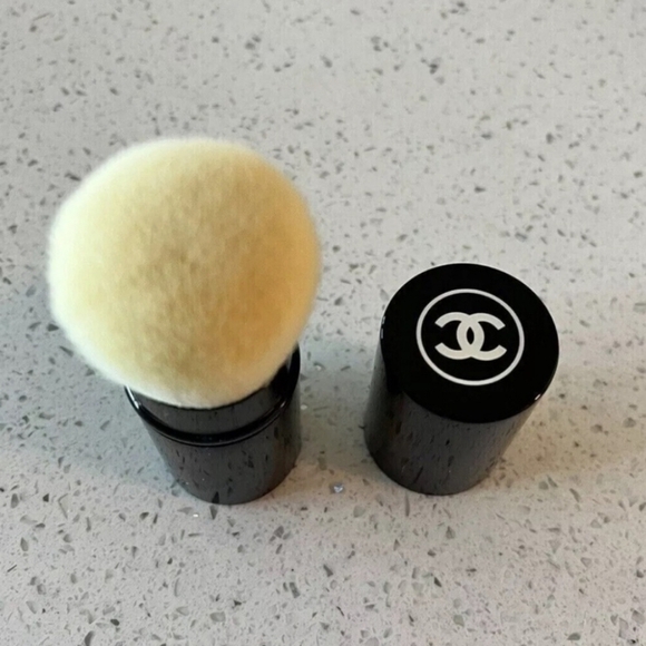 NIB CHANEL Les Beiges Retractable Kabuki Brush - Black and Cream - Picture 12 of 12